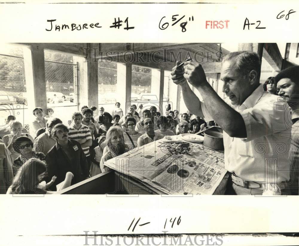 1977 Press Photo Sporting goods expert demonstrates tool for shelling crabs- Historic Images