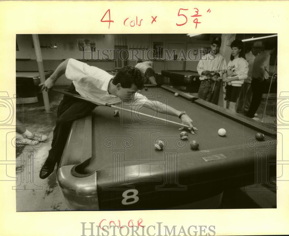 1990 Press Photo George Rojas lines up a shot at the Sports Palace pool hall.- Historic Images