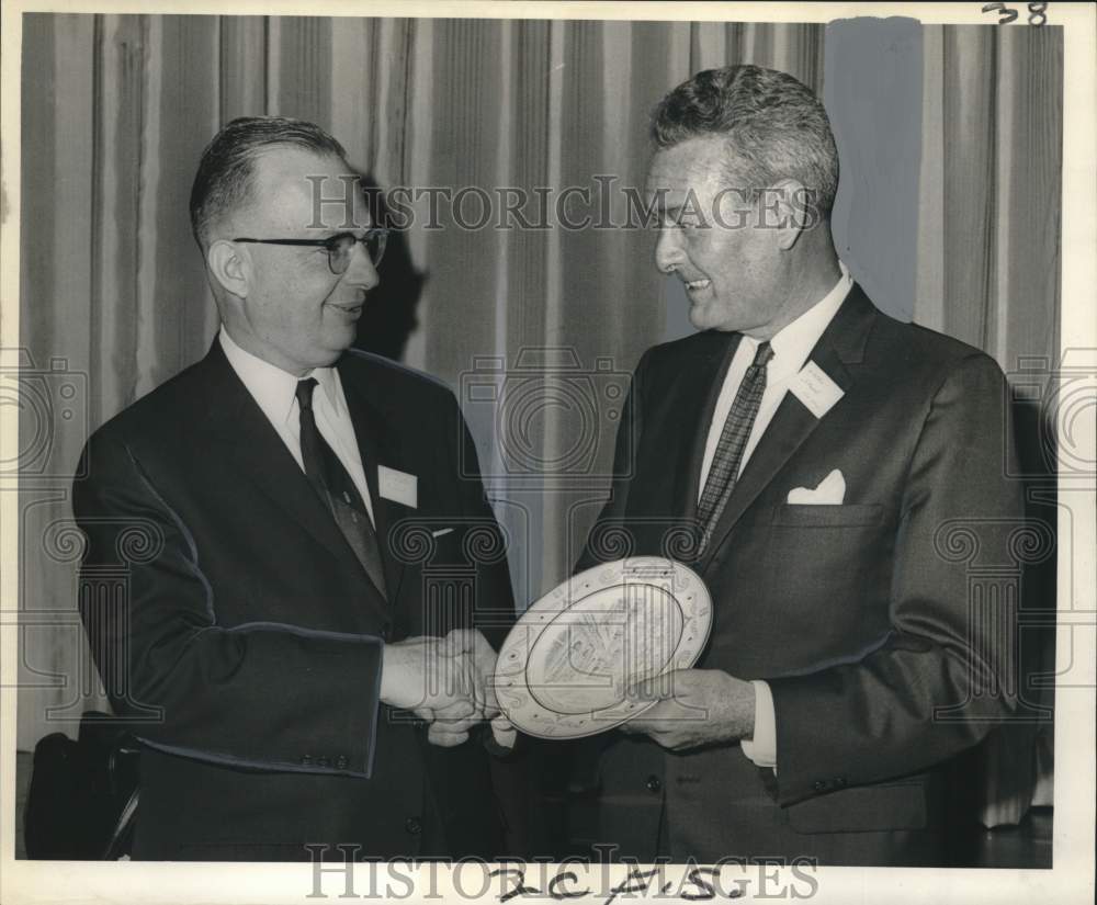 1966 Press Photo Walter Staehl honored by Emile Diet of Swiss-American Society- Historic Images