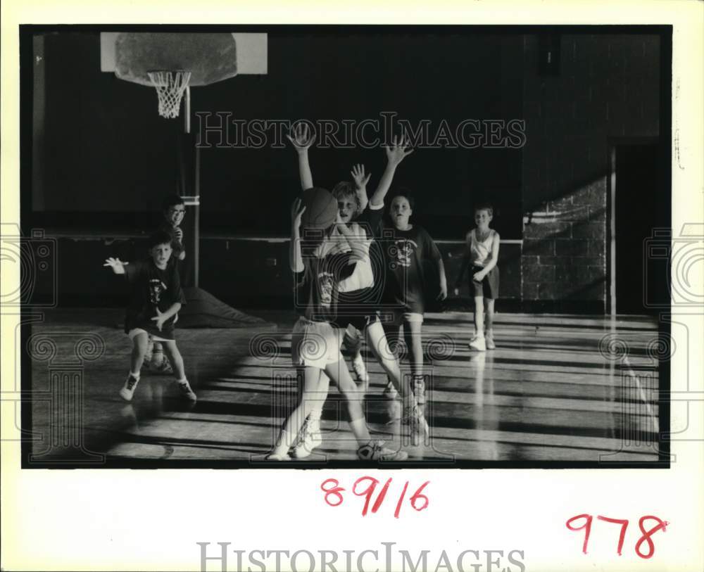 1988 Press Photo Kids play basketball at the Sixth Ward Basketball Tournament- Historic Images