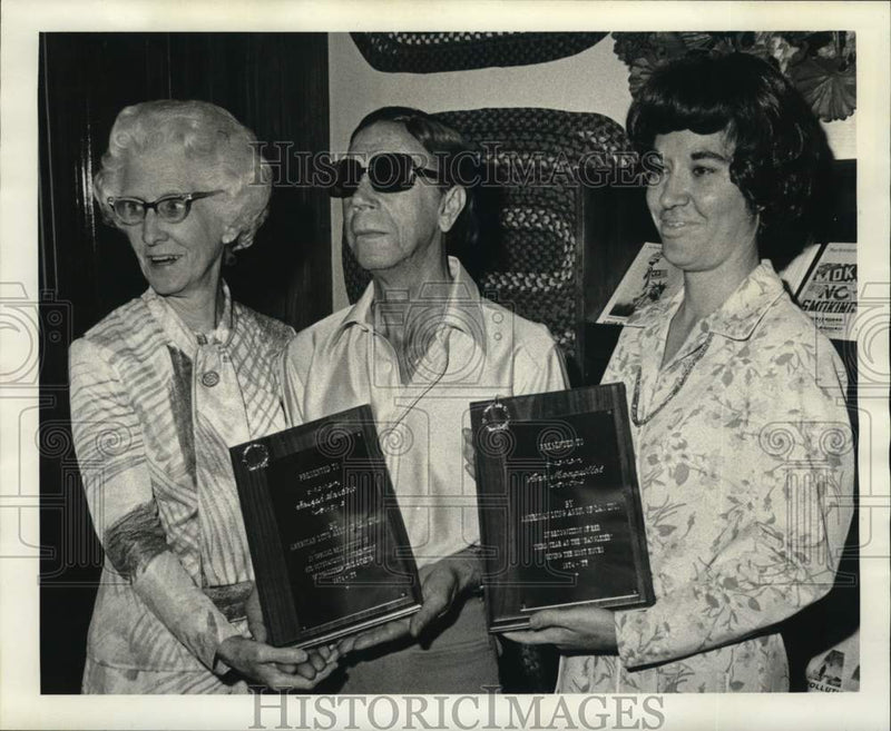 Load image into Gallery viewer, 1975 Press Photo Recipients of American Lung Association Awards - noc69750
