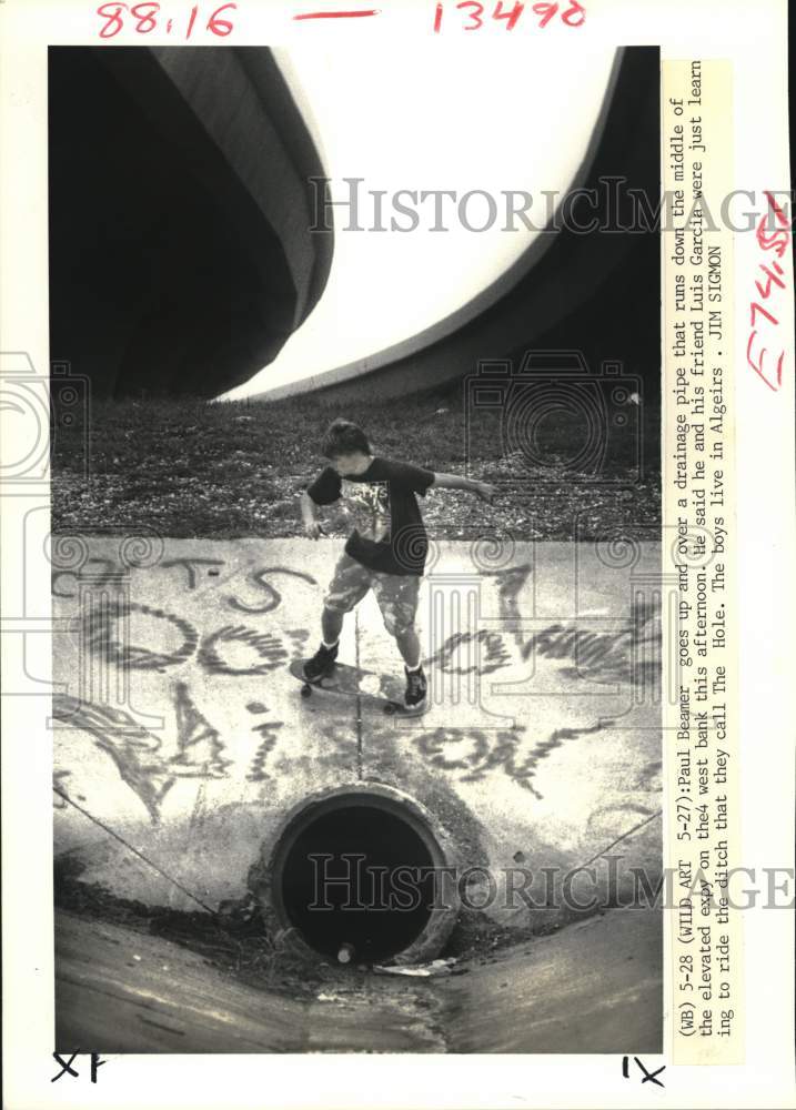 1988 Press Photo Paul Beamer goes up over drainage pipe on his skateboard- Historic Images