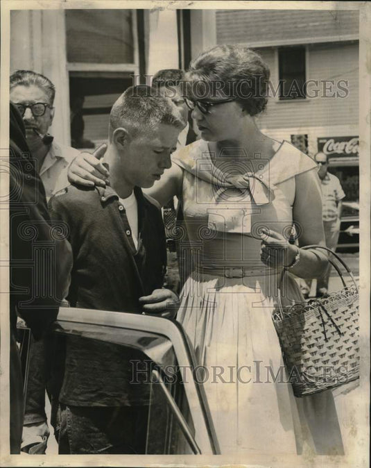 1961 Press Photo Steve Stroupe reunited with his mother Virginia Frances Falcon