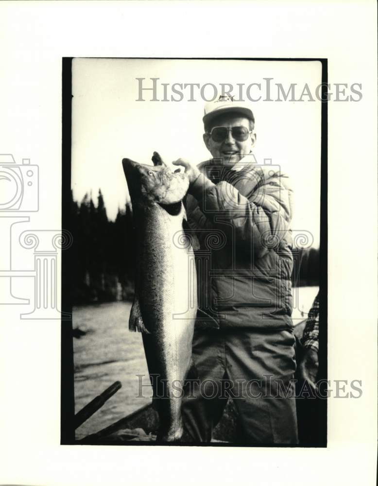 1988 Press Photo Paul Spencer with his hand in the gill of a King Salmon- Historic Images