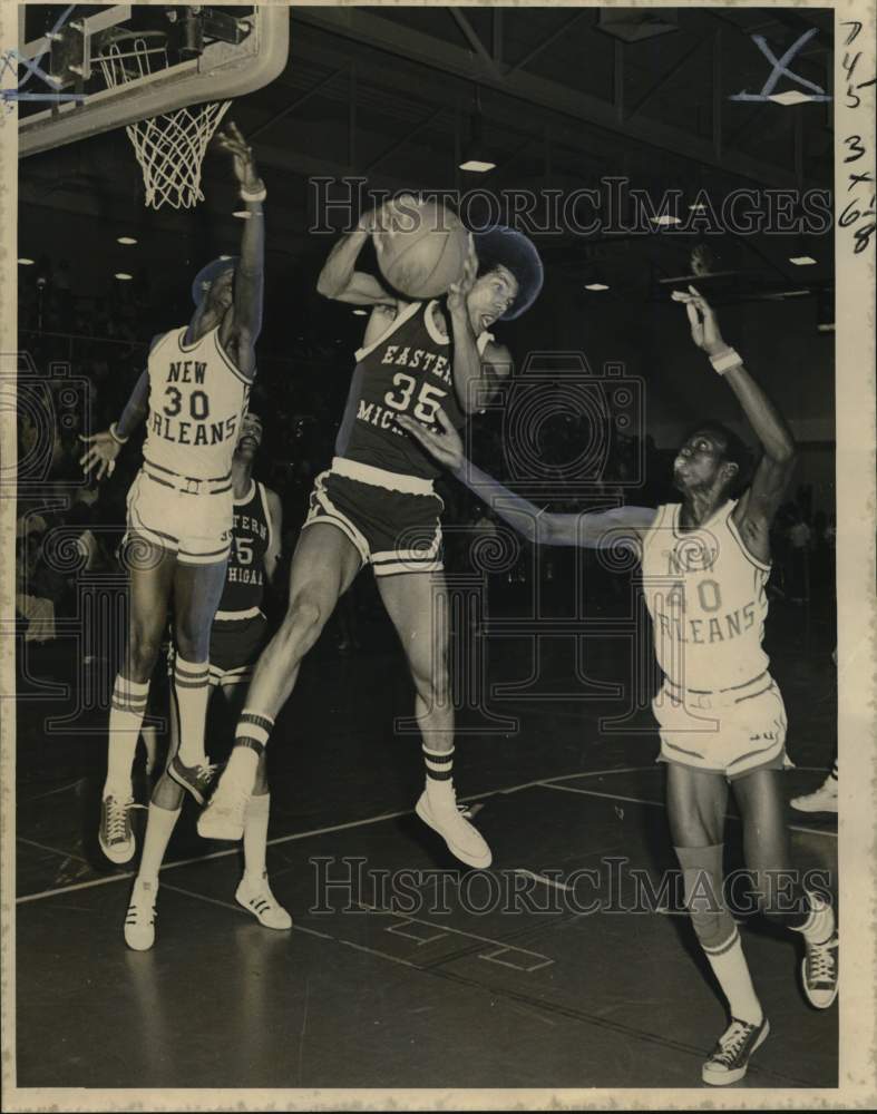 1975 Press Photo Eastern Michigan basketball against UNO at Chamber of Horrors- Historic Images