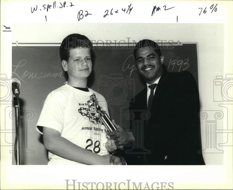 Load image into Gallery viewer, 1993 Press Photo Spelling Bee winner Rick Barnard with Keith Woods at Xavier
