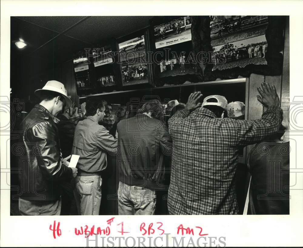 1988 Press Photo Patrons at V.J.&#39;s Bar searched by a State Policeman- Gambling- Historic Images