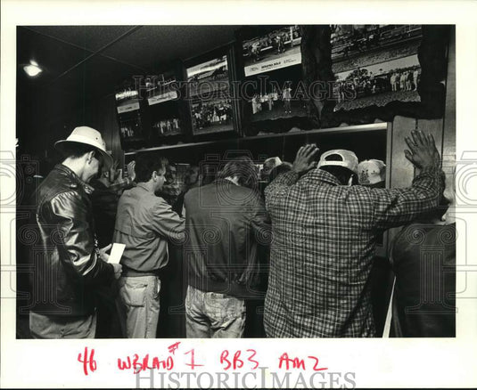 1988 Press Photo Patrons at V.J.'s Bar searched by a State Policeman- Gambling- Historic Images