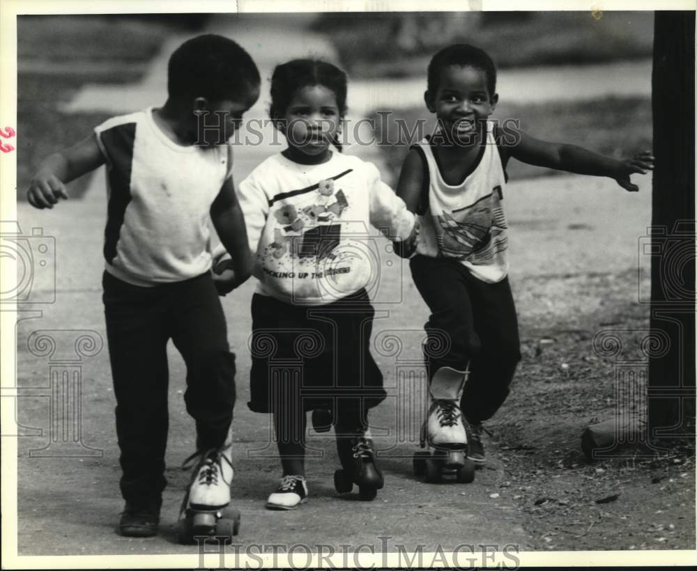 1989 Press Photo Eric &amp; Brandon Powell with Elisha Davis-Skating- Pontchartrain- Historic Images