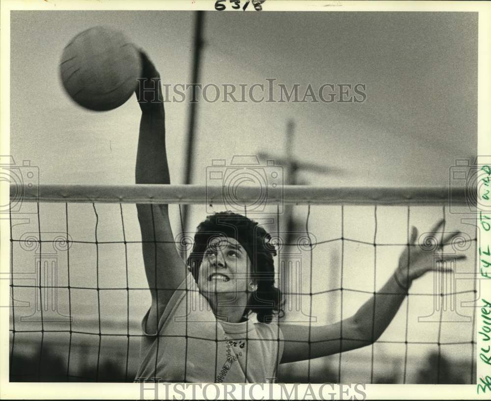 1984 Press Photo Susie Michel spikes volleyball over net at Gramercy Park- Historic Images