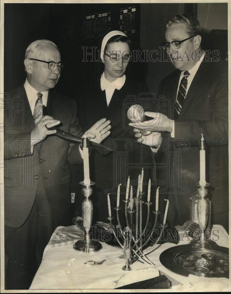 Load image into Gallery viewer, 1968 Press Photo Sister Mary Magdalene and member of Touro Synagogue
