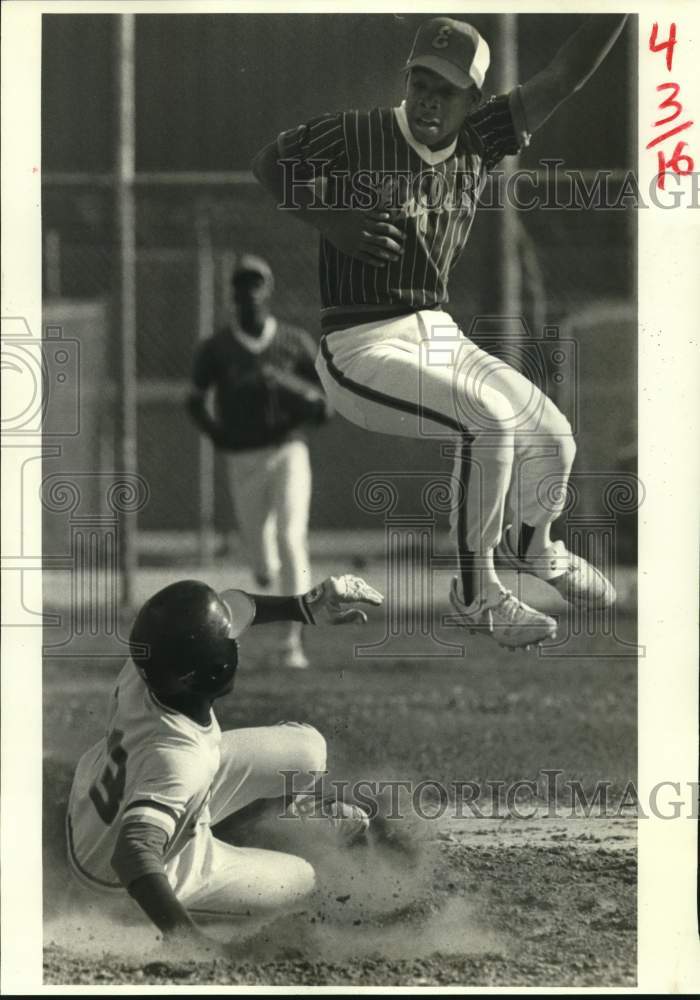 1985 Press Photo Shane Martin and Jerome Vining during baseball game.- Historic Images