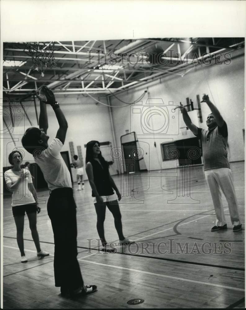 1972 Press Photo Peter Piazza shoots for basketball basket in New Orleans- Historic Images