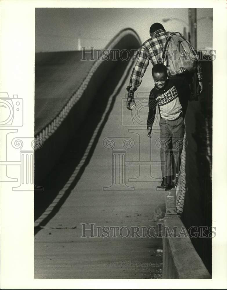 1987 Press Photo Geary Peters Sr. and Jr. balance on Jeff Davis Overpass- Historic Images