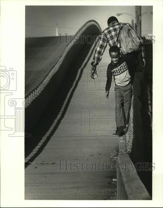 1987 Press Photo Geary Peters Sr. and Jr. balance on Jeff Davis Overpass- Historic Images