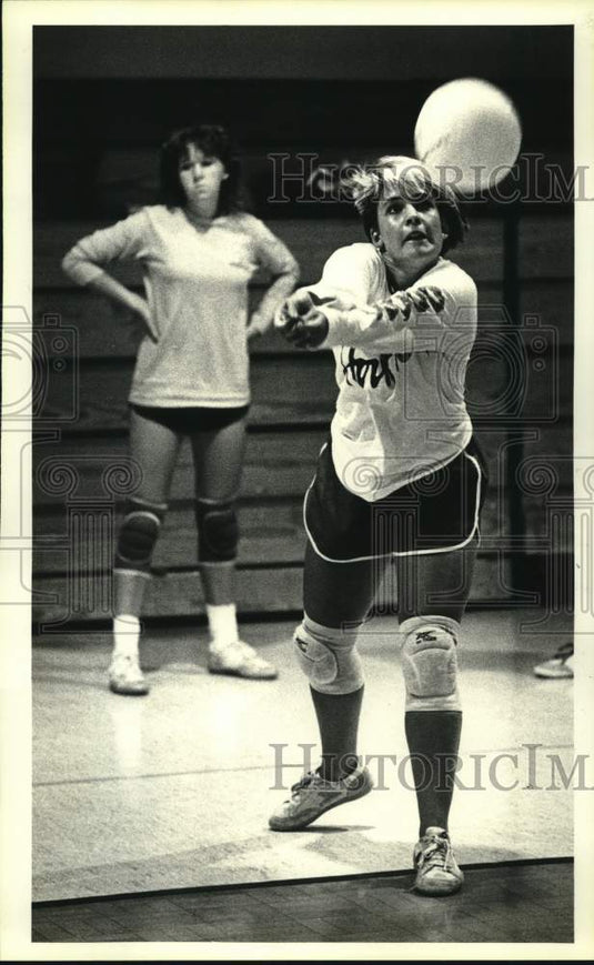 1981 Press Photo Suzanne Negrotto hits the ball during Volleyball Camp, LaPlace- Historic Images