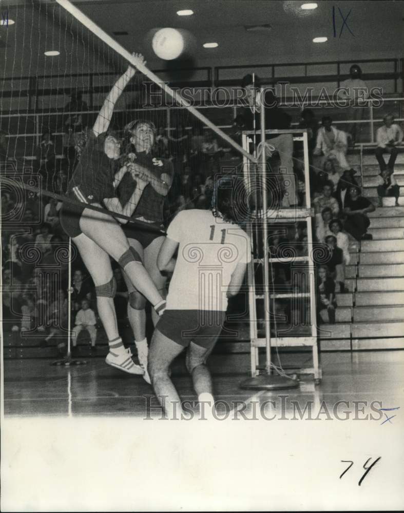 1975 Press Photo United States women&#39;s volleyball team game versus LSU- Historic Images