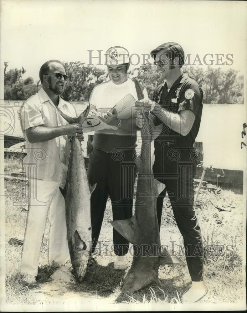 1972 Press Photo Winners at Lures &#39;N Liars Fishing Rodeo weigh-in their catch- Historic Images