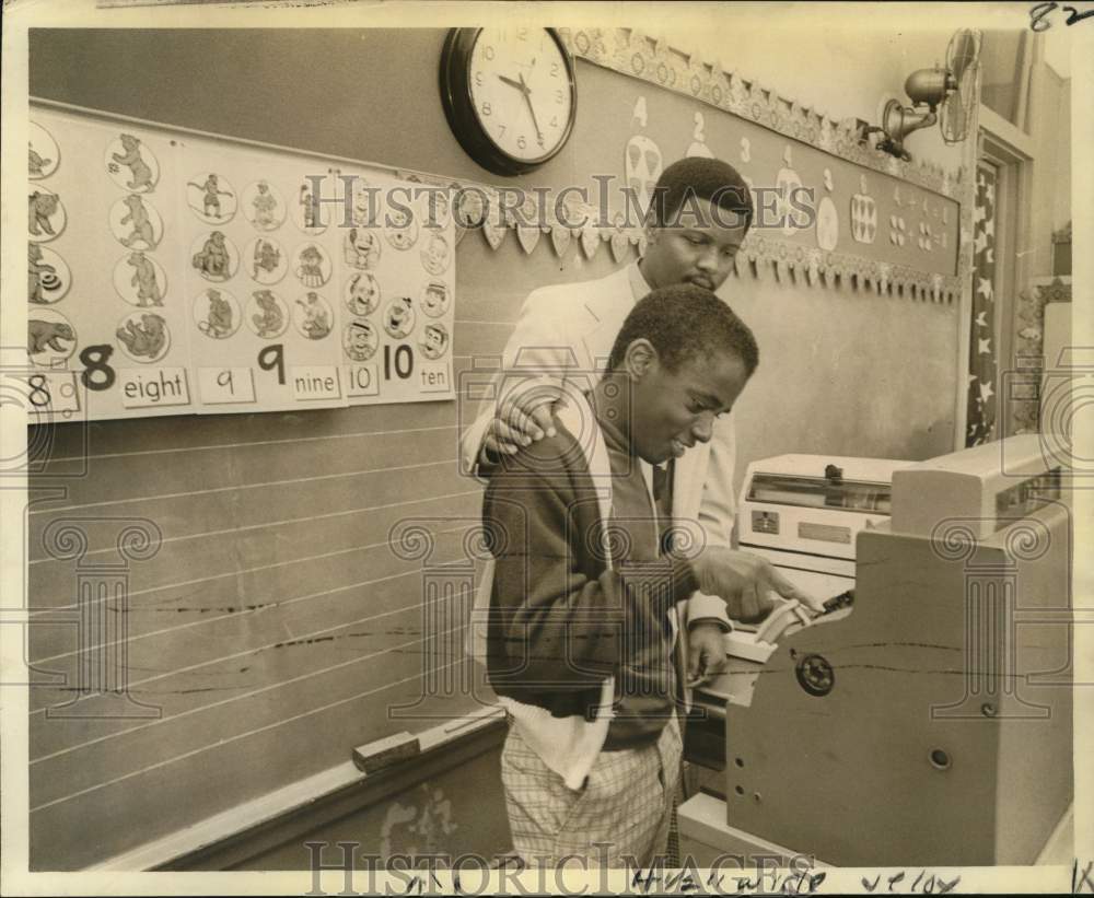 1975 Press Photo Principal Troy Vincent and student in classroom commissary- Historic Images