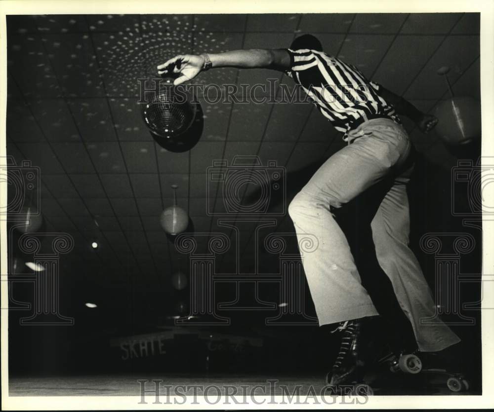 1984 Press Photo Skater prepares to spin at Skate Country - noc71985- Historic Images