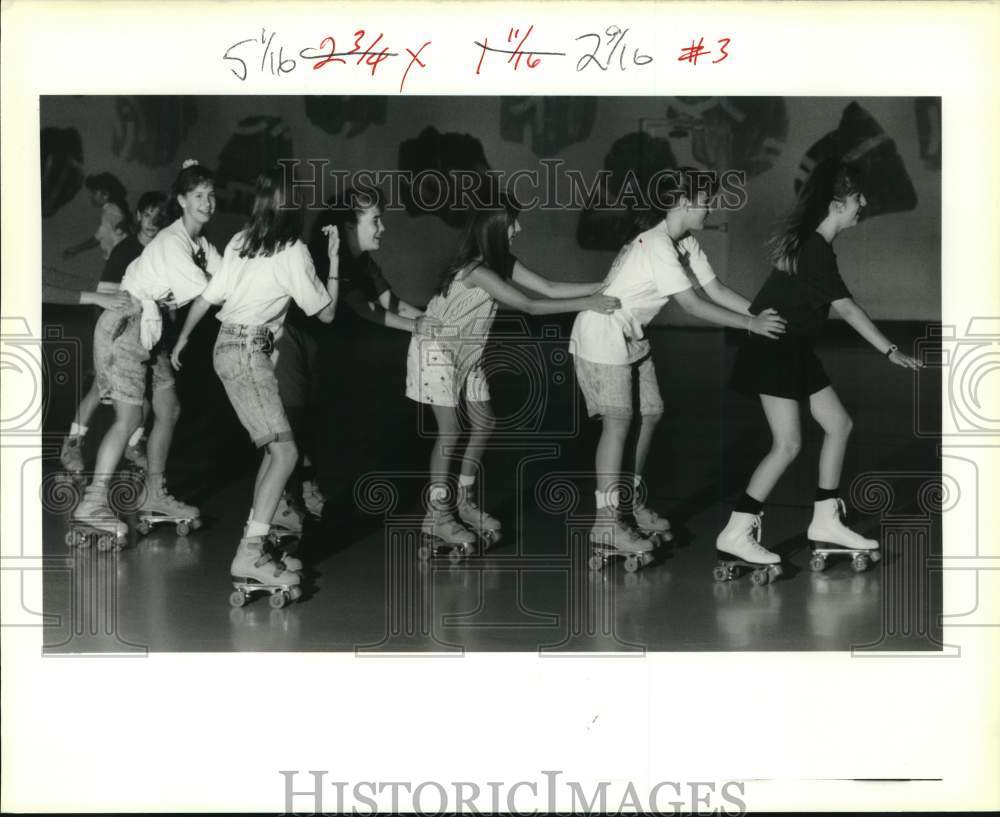 1989 Press Photo Skaters do the snake at Nick Steger&#39;s Skatetown birthday party- Historic Images