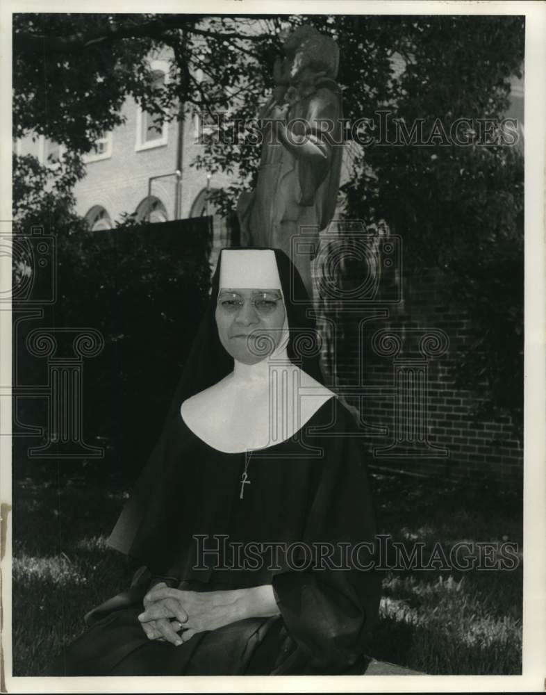 Load image into Gallery viewer, 1972 Press Photo Sister Guadalupe pose for portrait - noc72402
