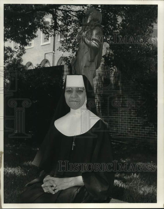 1972 Press Photo Sister Guadalupe pose for portrait - noc72402