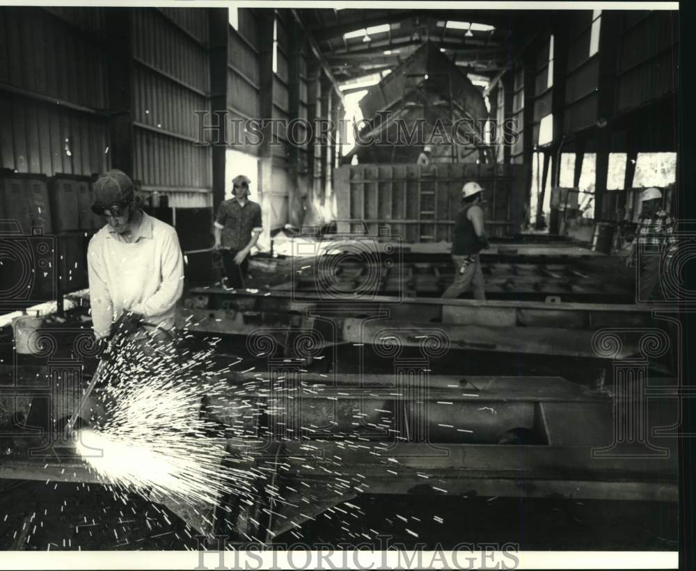 Press Photo Unification Church Members in Bayou La Batre &amp; Moss Point Shipyards- Historic Images