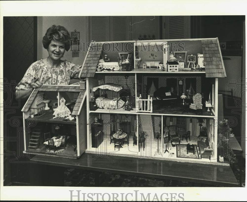 Load image into Gallery viewer, 1978 Press Photo Mrs. Tucker made her doll house for her own pleasure
