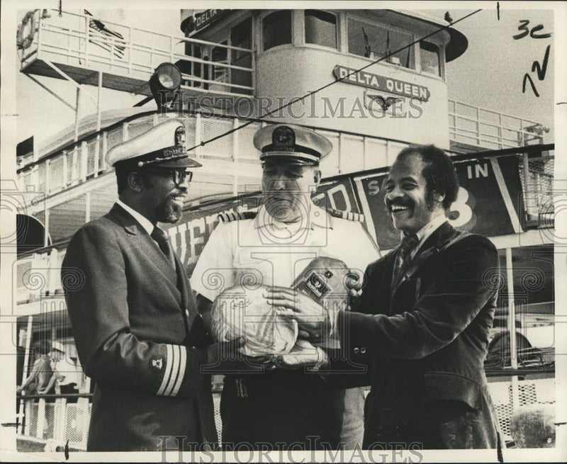 Load image into Gallery viewer, 1973 Press Photo Delta Queen crew present Robert Tucker part of donated food

