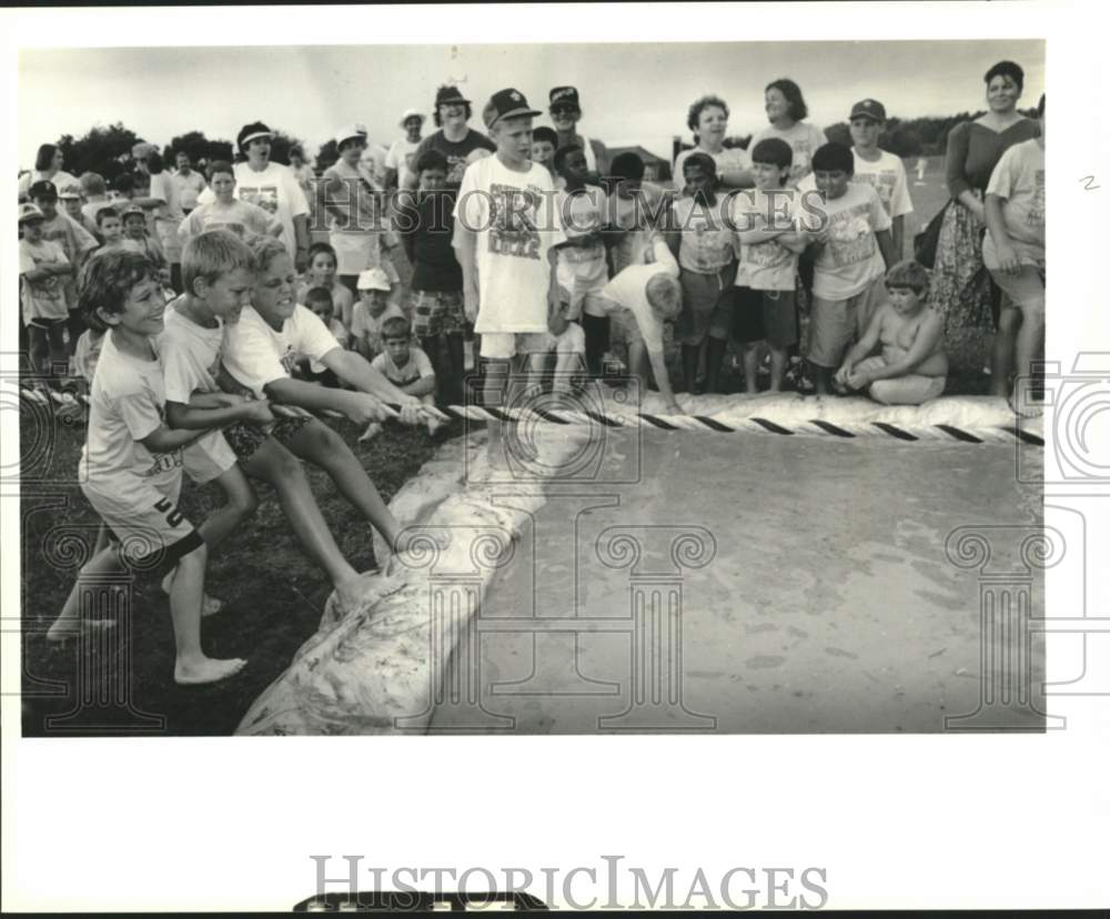 1990 Press Photo Cub Scouts battle during tug-of-war at Cajun Day Camp- Historic Images