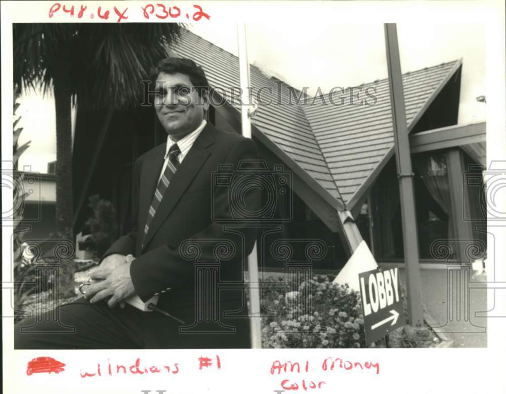 1992 Press Photo Mike Vira, owner of Howard Johnson&#39;s Inn in Gentilly