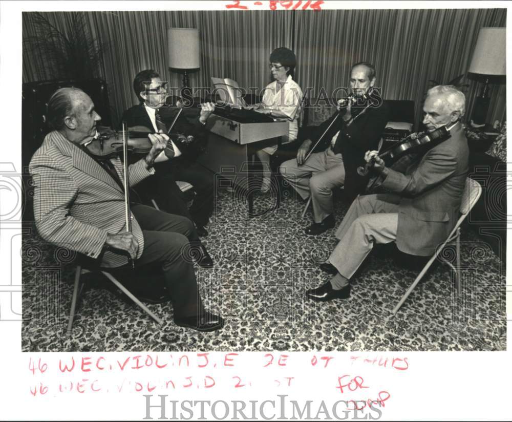 1986 Press Photo Violin player playing in Paciera&#39;s living room- Historic Images