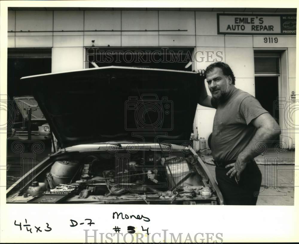 1990 Press Photo Emile Virgadamo works on a car at Emile&#39;s Auto Repair