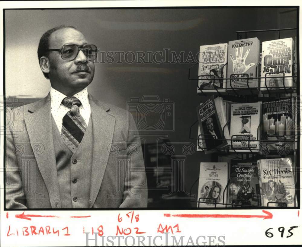 1982 Press Photo The administrator of public buildings at library dedication.