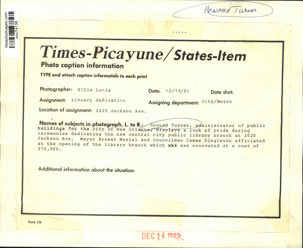 1982 Press Photo The administrator of public buildings at library dedication.