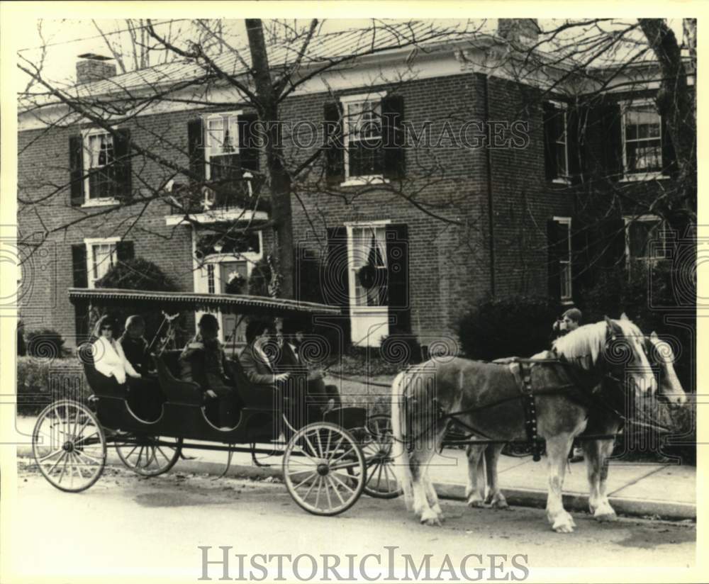 1986 Press Photo Christmas in Lexington, Virginia Carriage Tour - noc74161- Historic Images