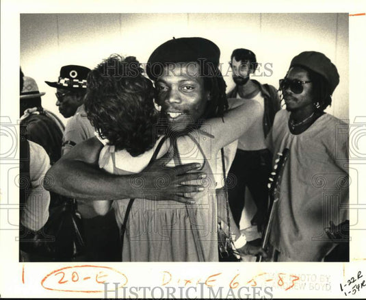1983 Press Photo New Orleans-Turtle Band members receive hug from Cathy Watson- Historic Images