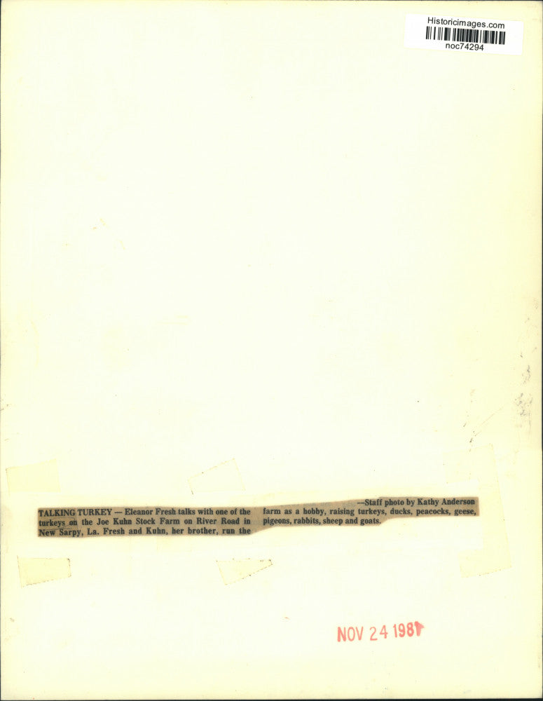 1981 Press Photo Eleanor Fresh talks with a turkey on Joe Kuhn Stock Farm