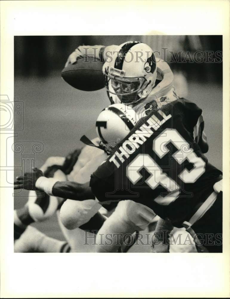 1988 Press Photo Tulane University football&#39;s Mark Thornhill tackles UOFL rival- Historic Images