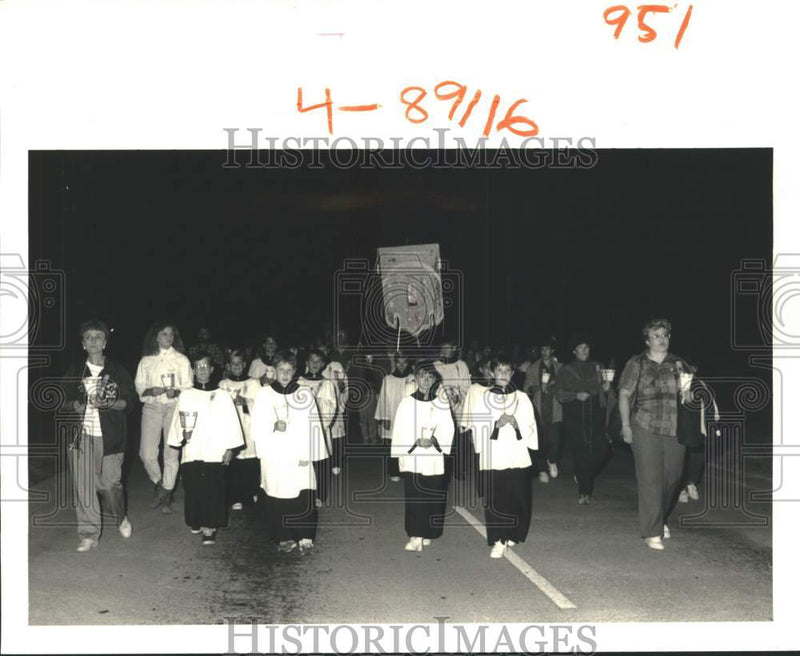 Load image into Gallery viewer, 1988 Press Photo A group of Visitation of Our Lady's altar boys march in Marrero
