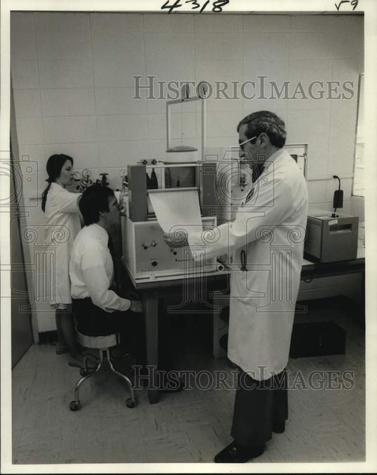 1977 Press Photo Doctor Hans Weill, professor of medicine & director of SCOR- Historic Images