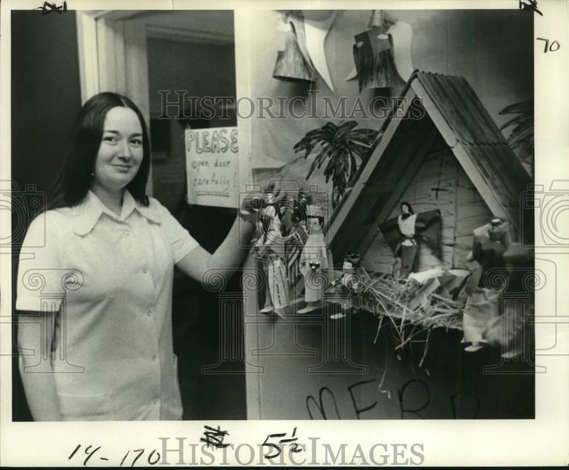 Load image into Gallery viewer, 1977 Press Photo Marilyn Hamilton shows Tulane University door decoration
