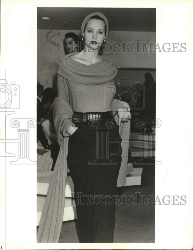 1986 Press Photo A model wears sweater and matching shawl with serape skirt- Historic Images