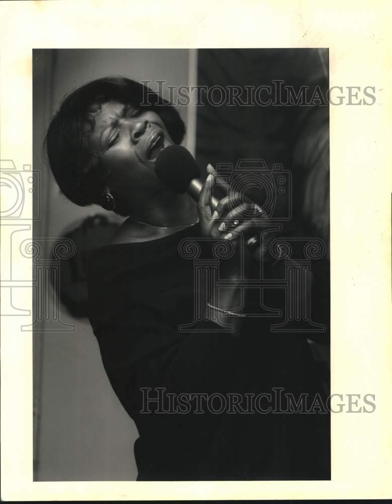1992 Press Photo Singer Irma Thomas at the Lion&#39;s Den in New Orleans - noc76673