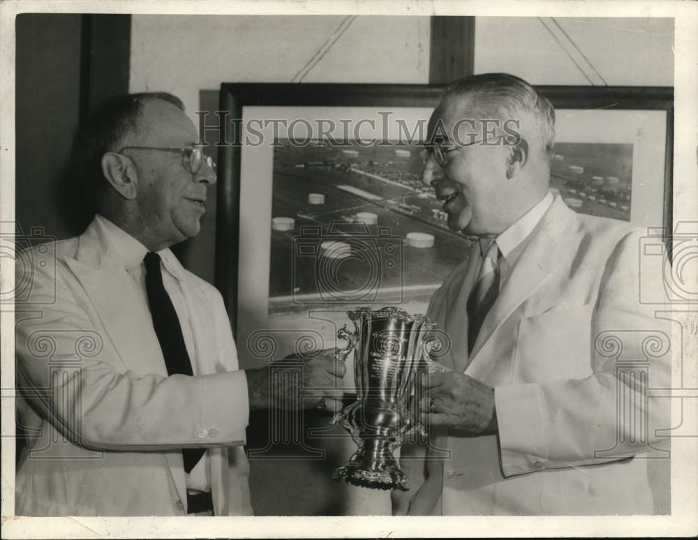 Press Photo Delegates hold the Times Picayune Loving Cup- Historic Images