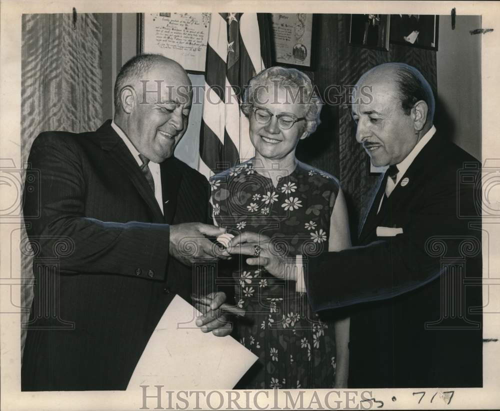 1965 Press Photo Ellis Hope family honored during Tourist Appreciation Day- Historic Images