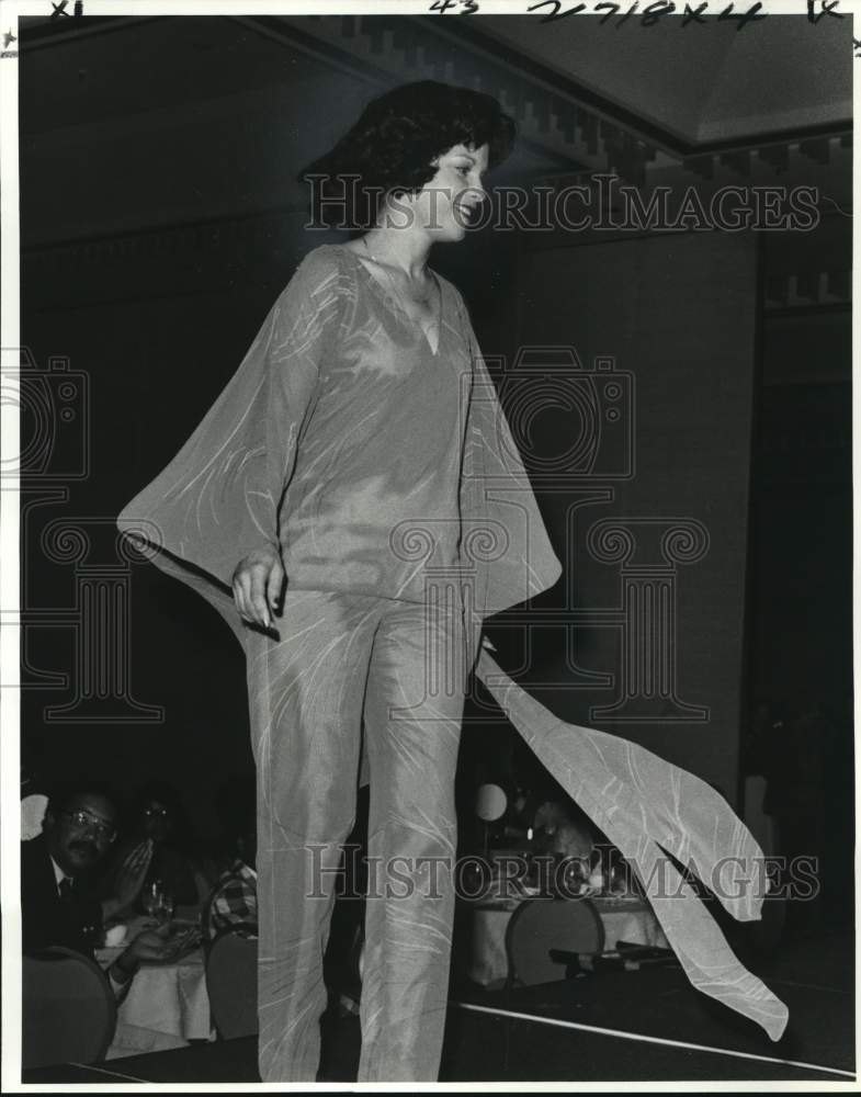 Press Photo Fashionable outfit modeled on the catwalk - noc79485- Historic Images