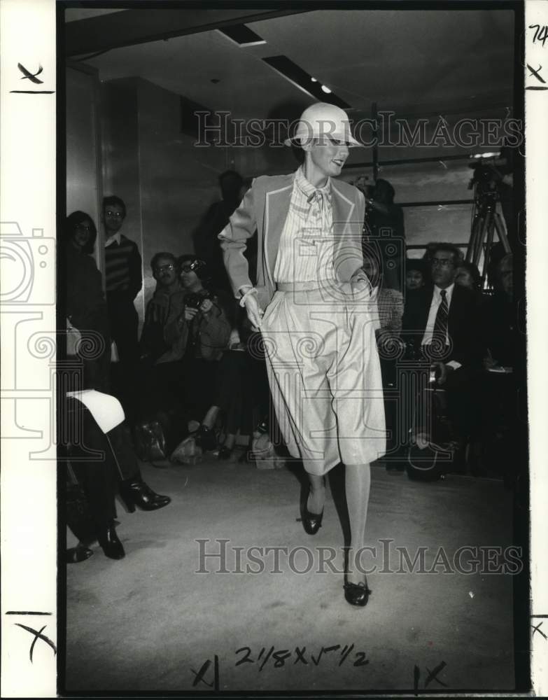 Load image into Gallery viewer, 1979 Press Photo Model wears chop-off pants with blazer &amp; crepe de chine blouse
