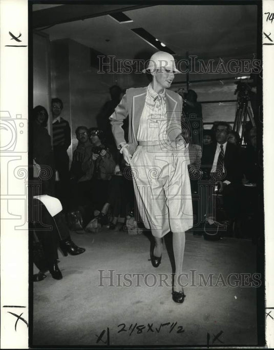 1979 Press Photo Model wears chop-off pants with blazer & crepe de chine blouse